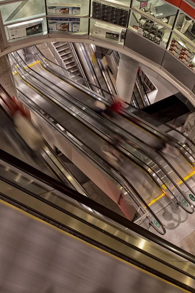 Utsikt över rulltrappor i köpcentret — Stockfoto