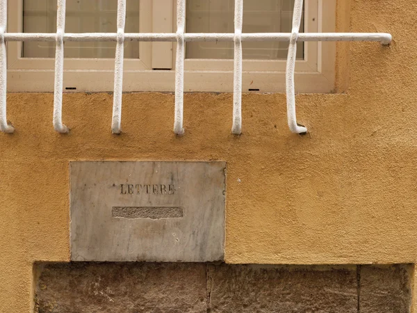 Вінтажна поштова скринька на кам'яній стіні — стокове фото