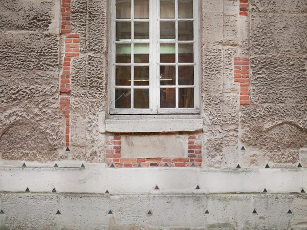 Погодні будівлі антикварні віконниці — стокове фото