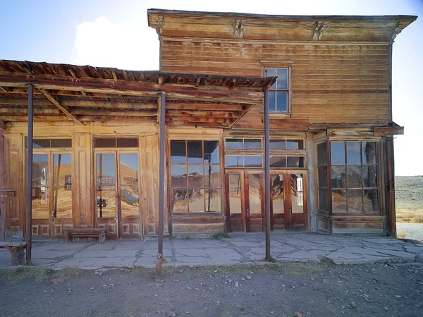 Edifício antigo desgastado — Fotografia de Stock