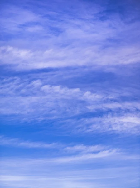 Wispy pense formation de nuages arrière-plan — Photo