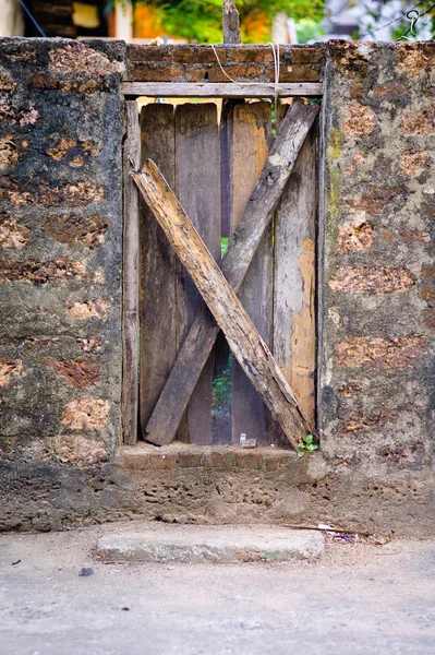 Holztür in Stein eingelassen — Stockfoto