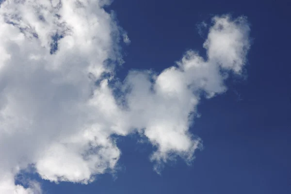 Wolken met blauwe lucht — Stockfoto