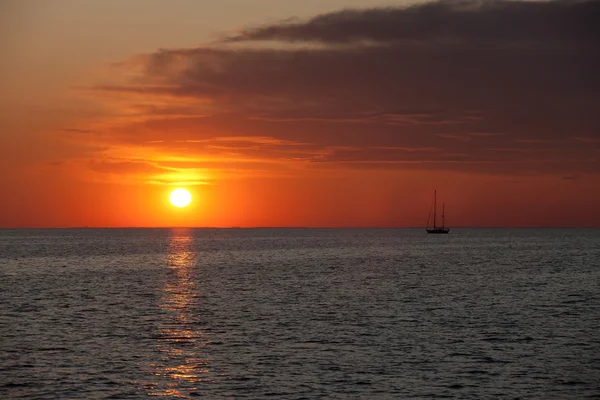 Imagem da embarcação no mar ao pôr-do-sol — Fotografia de Stock