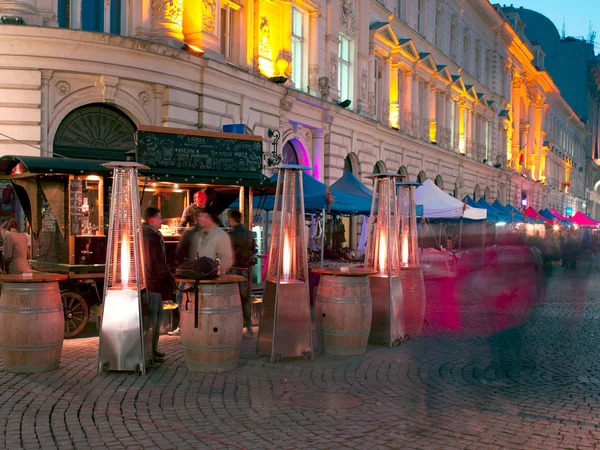 Gece yol kenarındaki bir restoranda görünümünü Telifsiz Stok Imajlar