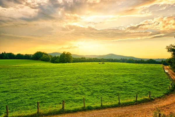 Landbouwgrond zonsondergang — Stockfoto