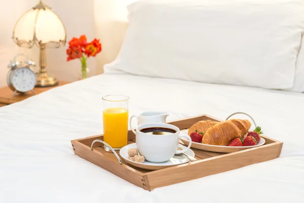 在床上的早餐 — 图库照片