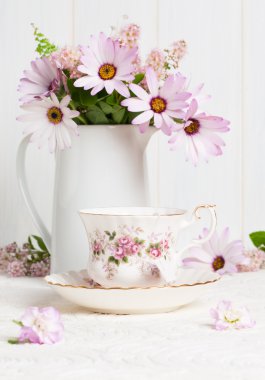 çay fincanı & çiçekler