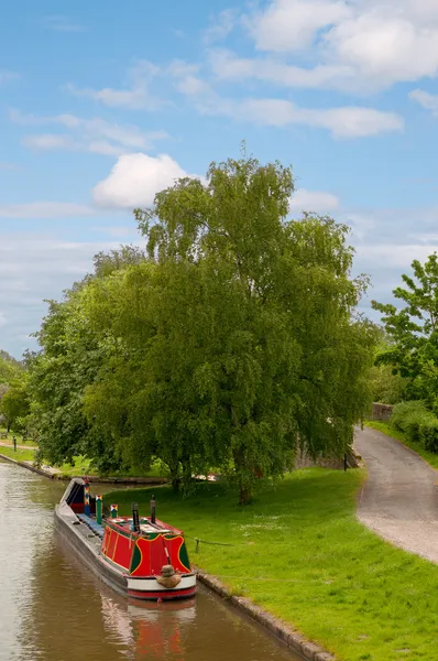 Färgglada narrowboat på kanalen — Stockfoto