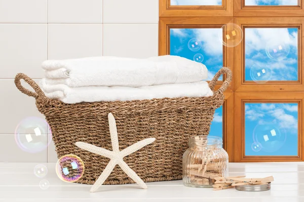 Mandje van handdoeken — Stockfoto