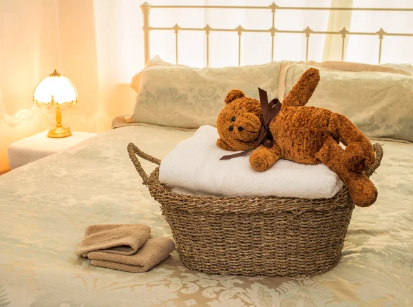 洗衣篮与泰迪熊 — 图库照片