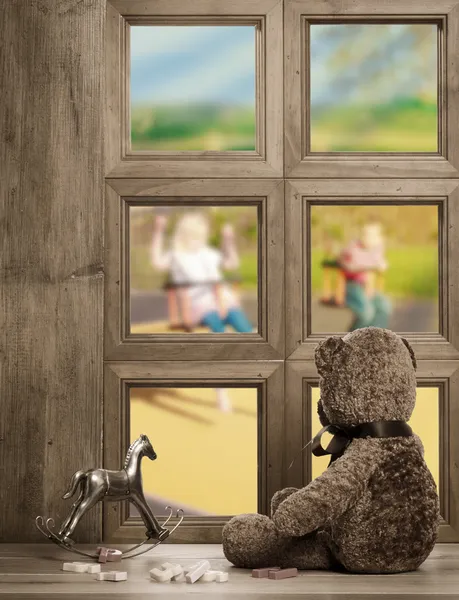 Teddy in het venster — Stockfoto
