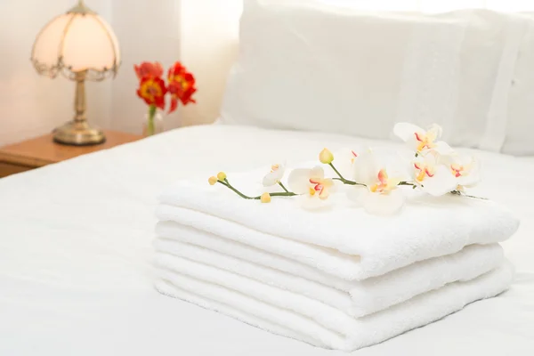 Ręczniki na łóżku Obraz Stockowy