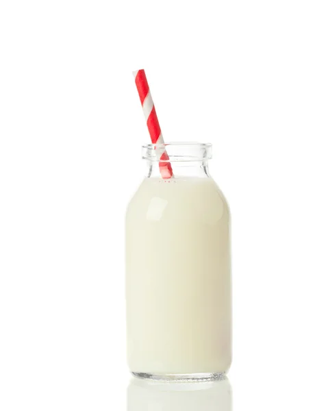 新鲜的牛奶用稻草 — 图库照片