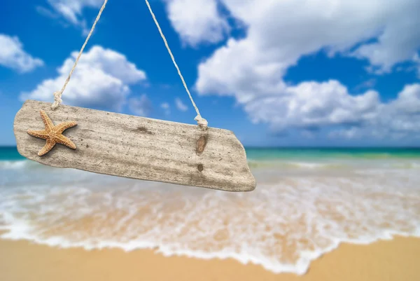 Segno di spiaggia in legno — Foto Stock