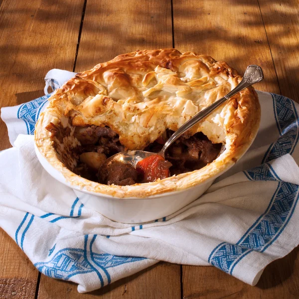 Serving Game Pie — Stock Photo, Image
