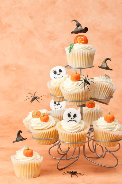 Tartas de Halloween con sombreros flotantes de brujas —  Fotos de Stock