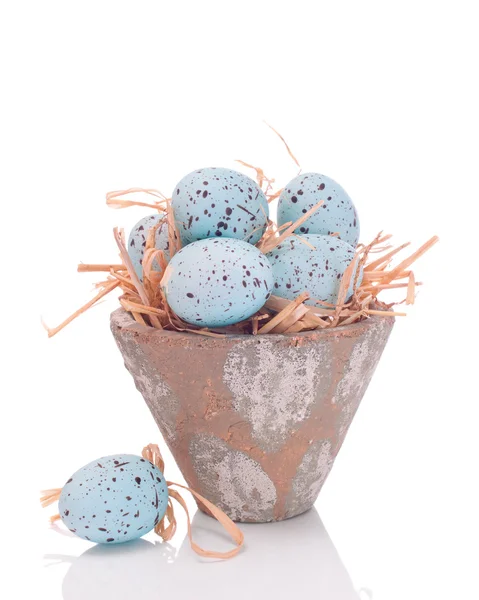 Uovo di Pasqua sulla paglia — Foto Stock