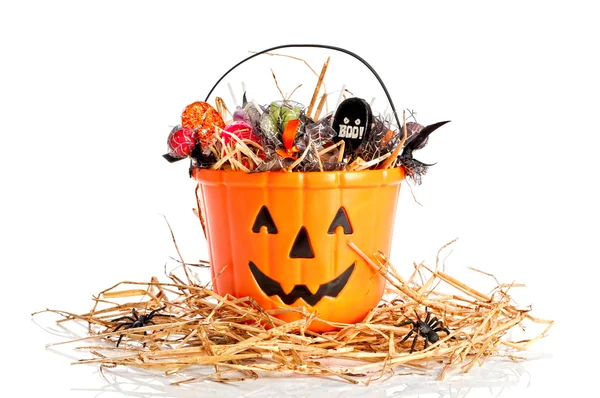 Secchio di Halloween ripieno di caramelle — Foto Stock