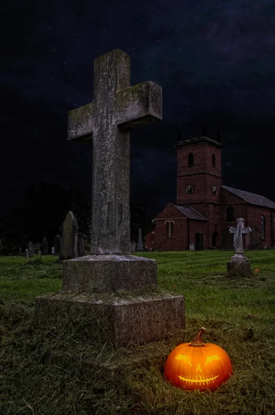 Halloween-Kürbis auf Friedhof — Stockfoto