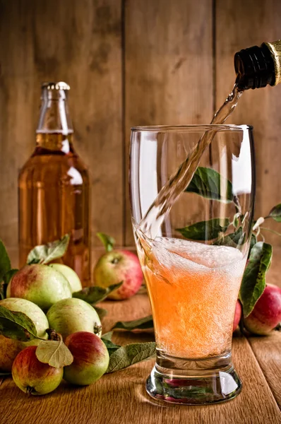 Bardak elma suyu dökerek — Stok fotoğraf