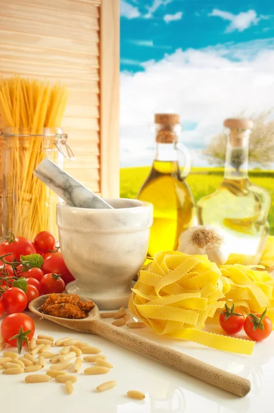Cozinha italiana de massas e pesto — Fotografia de Stock