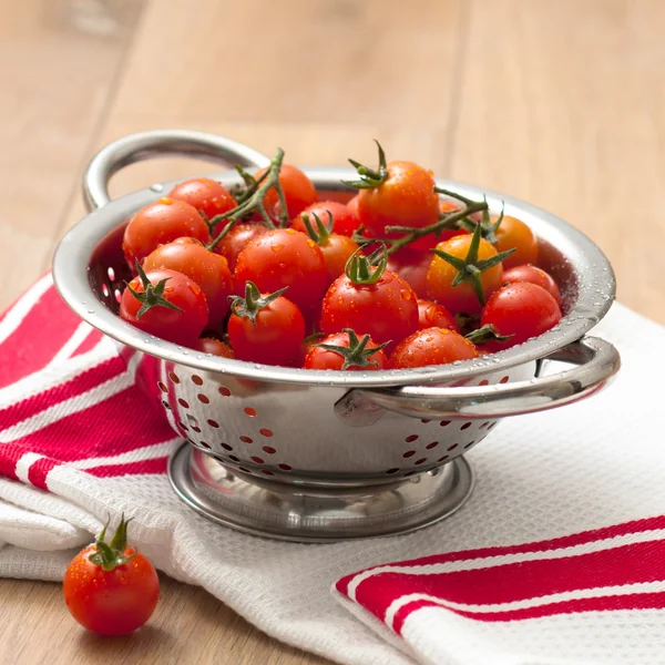 Friske hvidvaskede modne tomater - Stock-foto
