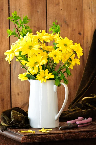 Sarı çiçek ekran vazo — Stok fotoğraf
