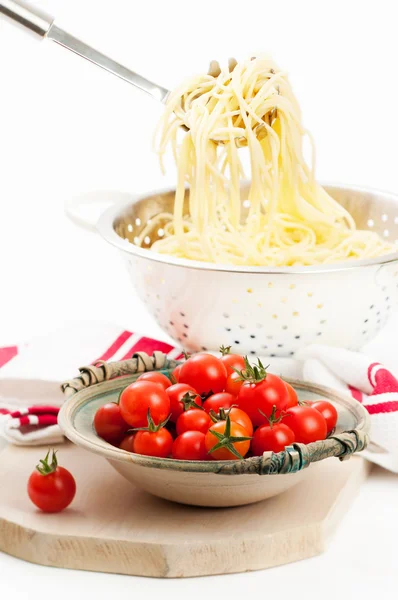 Massa de espaguete cozida com tomate — Fotografia de Stock