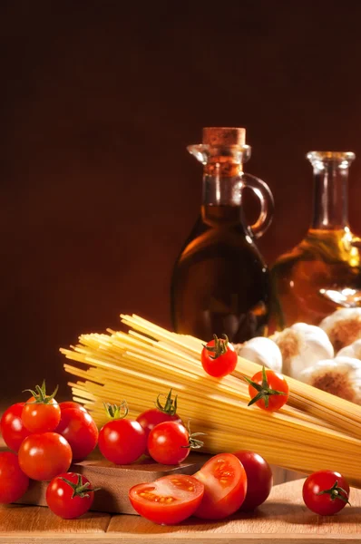 Pasta de espaguetis con tomates y ajo — Foto de Stock