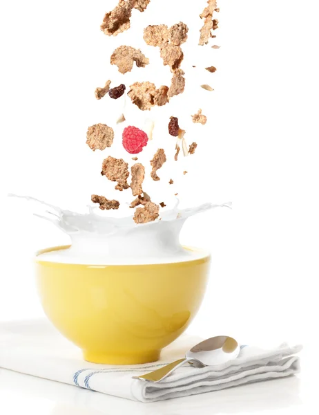 Verter el cereal del desayuno — Foto de Stock