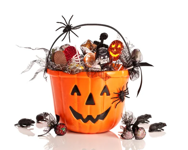 Fogás vagy élvezet Halloween vödör Stock Kép