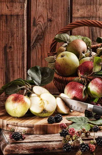 Сельские яблоки — стоковое фото