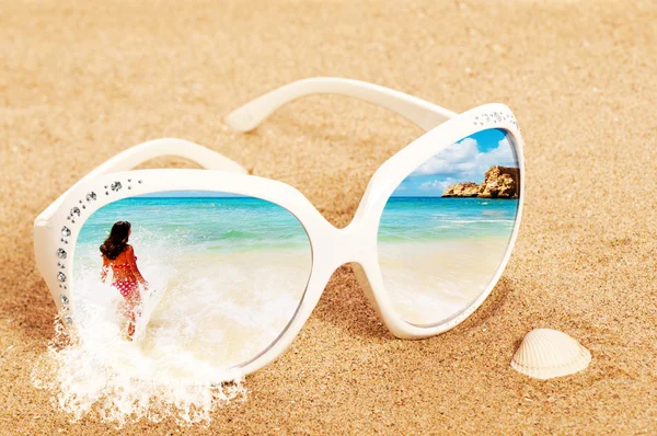 Solglasögon i sanden — Stockfoto