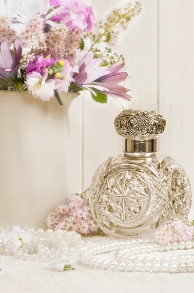 Garrafa de perfume antigo — Fotografia de Stock