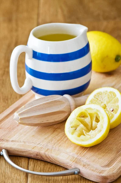 Squeezing Lemons — Stock Photo, Image