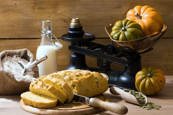Gesneden pompoenpitten brood — Stockfoto