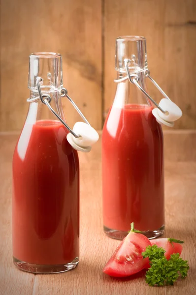 Пляшках томатного соку — стокове фото