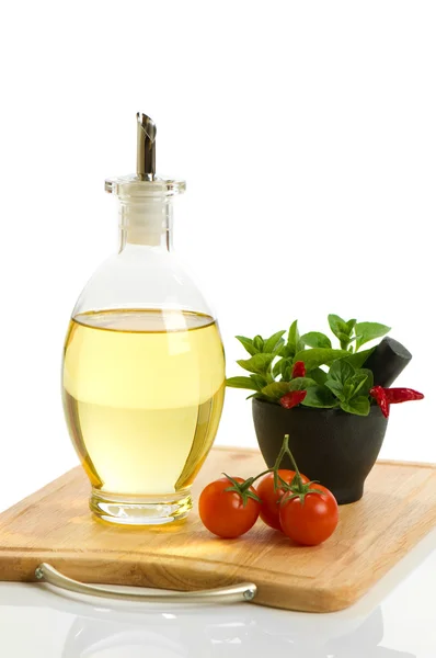 Травы и оливковое масло — стоковое фото