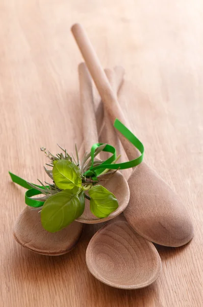 Colheres de madeira Herby — Fotografia de Stock