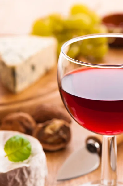 Czerwone wino z serem — Zdjęcie stockowe