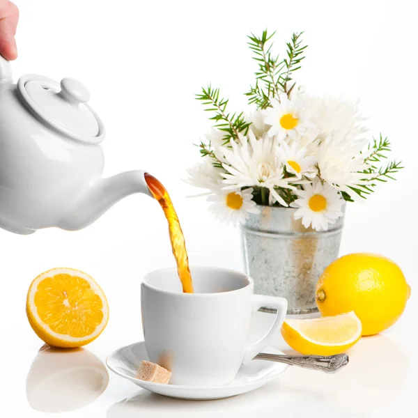 Verser du thé au citron — Photo