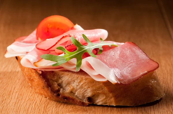 Färska fyllda bröd sllice — Stockfoto