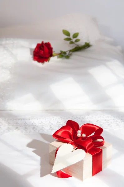 De gift van de Valentijnskaart op bed — Stockfoto