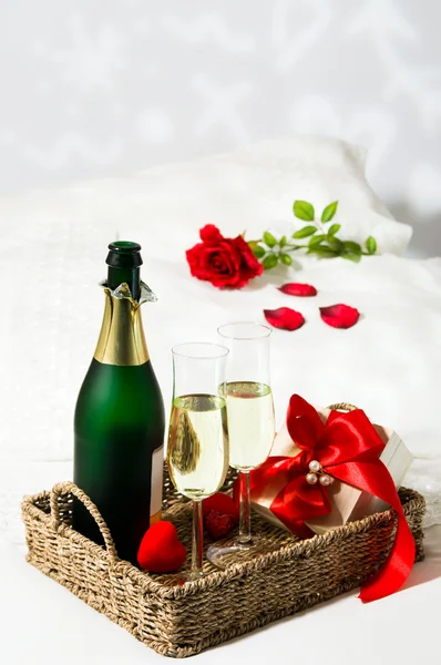 Champagne ontbijt op bed — Stockfoto