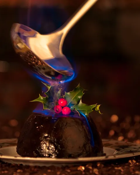 Flaming Christmas Pudding — Stockfoto