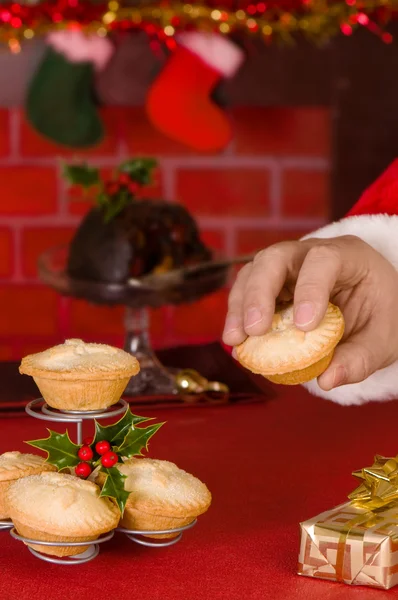 Santa nimmt einen Hackfleischkuchen — Stockfoto