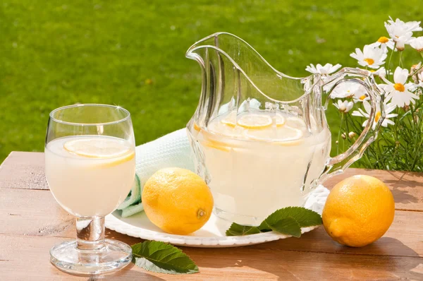 Yaz aylarında limonata — Stok fotoğraf