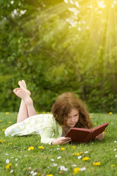 Menina lendo ao ar livre — Fotografia de Stock