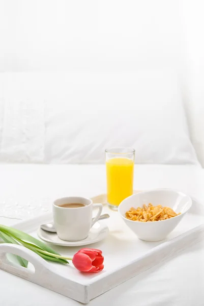 在床上吃早餐 — 图库照片